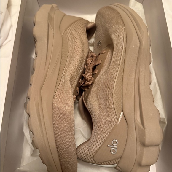 ALO Yoga Gravel Runners Shoes (W8.5/ M7) NWOT - Picture 5 of 5